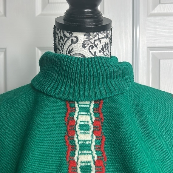 Marianne Wendt Aztec Collared Shawl Cover Green White Red READ Chile - Picture 3 of 11